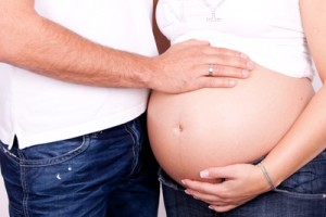 Besteht Nesselsucht während der Schwangerschaft, sollte unbedingt mit einem Arzt über die Medikation gesprochen werden.